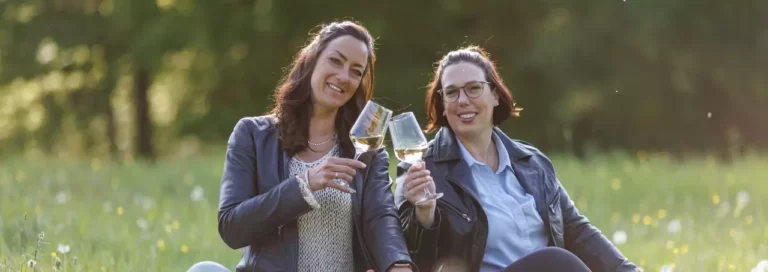 Andrea, Claudia und Weißwein